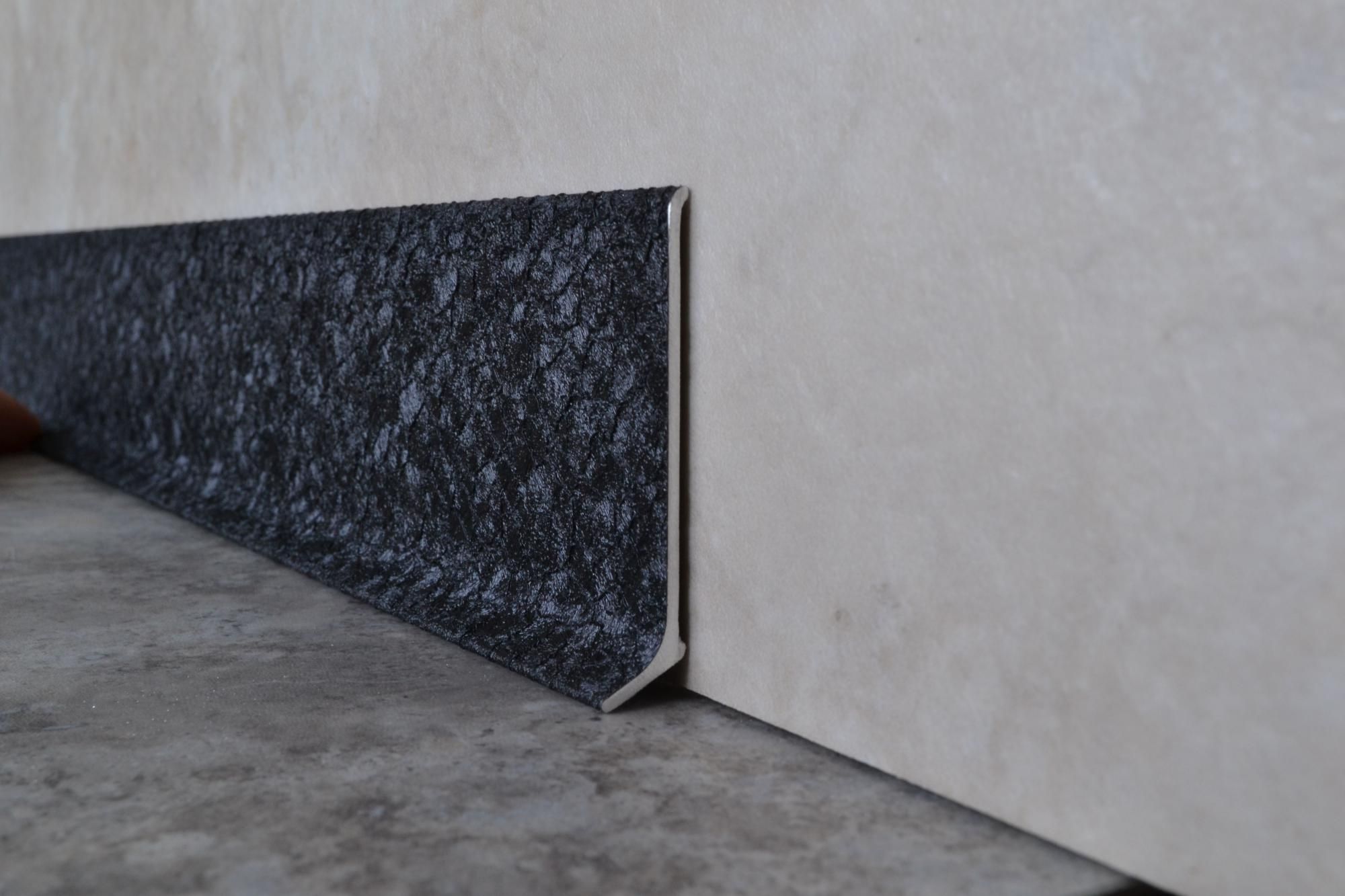 Плинтус алюминиевый L-образный текстура кожи черная (2500*11*60 мм) — купить в Барнауле